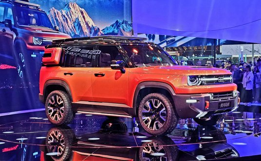 Geely Galaxy Cruiser - przeskakuje przez przeszkody, zawraca w miejscu i pływa