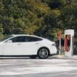 Tesla: Zajmujesz ładowarkę? Zapłacisz!