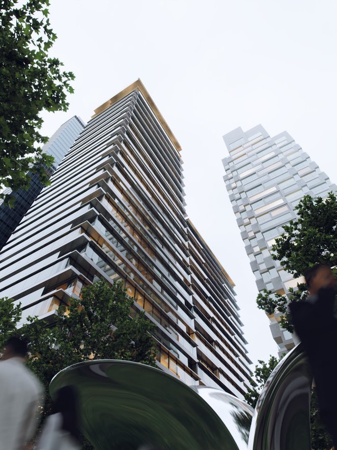 Wyższa, sięgająca 150 metrów, orientuje budynek w stronę ronda Daszyńskiego, podkreślając jego wielk