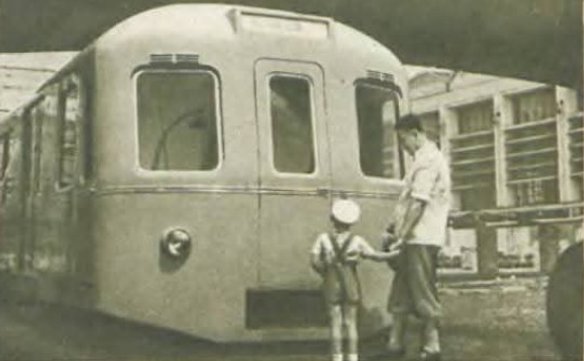 Kadr z tygodnika "Stolica" z roku 1953 ukazuje wagon-makietę wyeksponowany na terenie Instytutu Tech