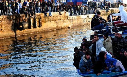 Tunezyjscy uchodzcy we włoskim porcie Lampeduza