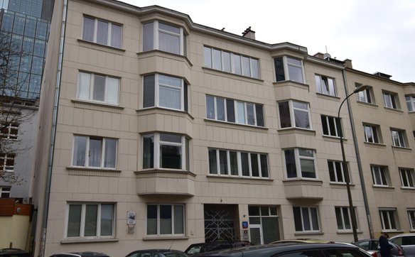 Kamienica wyróżnia się niecodzienną bryłą