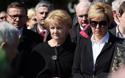 Europosłanka PiS Jadwiga Wiśniewska i posłanka PiS Jolanta Szczypińska, podczas składania kwiatów po