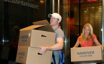 Zwolnieni pracownicy Lehman Brothers opuszczają biura banku po jego plajcie dziesięć lat temu