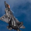 Na zdjęciu: Na pokazach SkyFest w Spokane mjr Paul Lopez wykonuje manerw myśliwcem F-22 Raptor