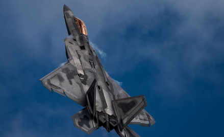 Na zdjęciu: Na pokazach SkyFest w Spokane mjr Paul Lopez wykonuje manerw myśliwcem F-22 Raptor
