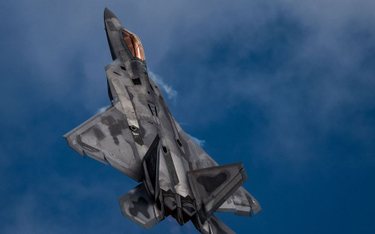 Na zdjęciu: Na pokazach SkyFest w Spokane mjr Paul Lopez wykonuje manerw myśliwcem F-22 Raptor