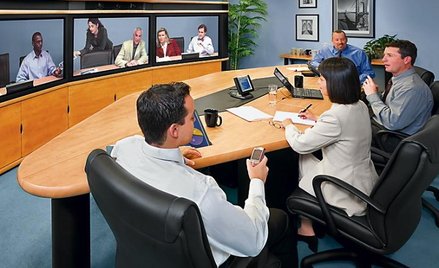 Dwie trzecie menedżerów w Europie regularnie korzysta z wideokonferencji. Na zdjęciu zdalne spotkani