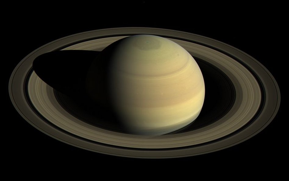 Bliskie spotkanie sondy Cassini z Saturnem