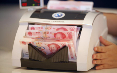 Bank centralny osłabia juana i podsyca akcję kredytową