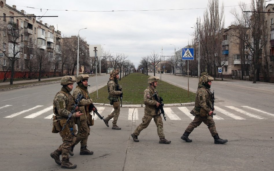 Ukraina: Rosjanie zrzucają bomby termobaryczne na skład ropy