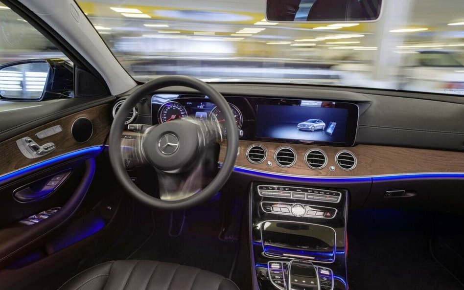 Mercedes może w pełni automatycznie parkować