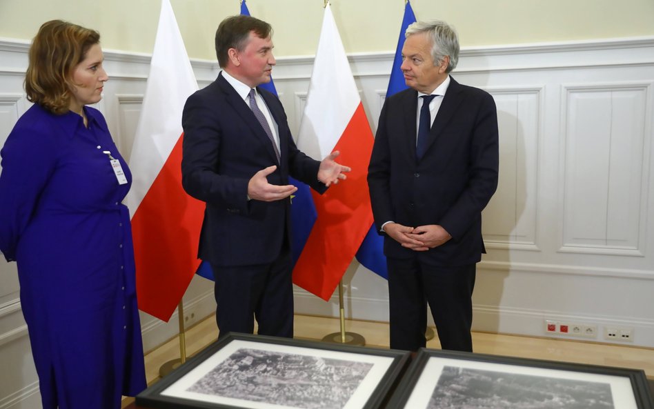 Warszawa, 18.11.2021. Minister sprawiedliwości, prokurator generalny Zbigniew Ziobro (C) oraz belgij