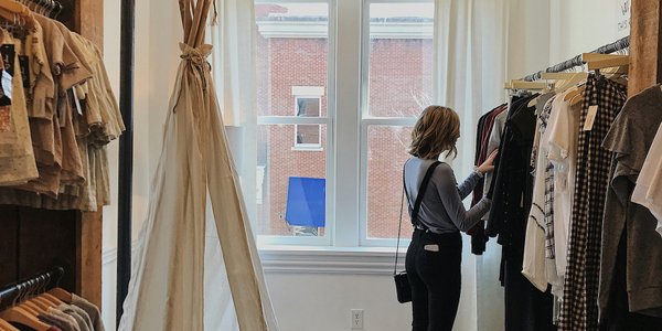 „Clean dressing”: nowy trend w świecie mody. Młode pokolenie głosuje portfelem