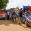 Demonstranci wspierający pucz dzierżą flagi Nigru i Rosji. Niestety, nie ma w tym przypadku; Niamey,