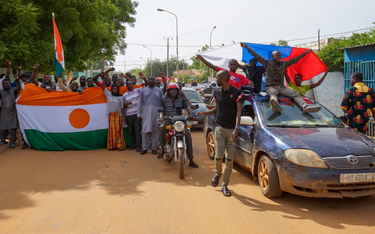 Demonstranci wspierający pucz dzierżą flagi Nigru i Rosji. Niestety, nie ma w tym przypadku; Niamey,