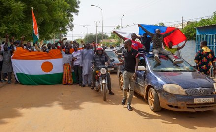 Demonstranci wspierający pucz dzierżą flagi Nigru i Rosji. Niestety, nie ma w tym przypadku; Niamey,