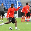 Szwajcarski obrońca Johan Djourou podczas treningu