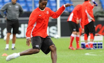 Szwajcarski obrońca Johan Djourou podczas treningu