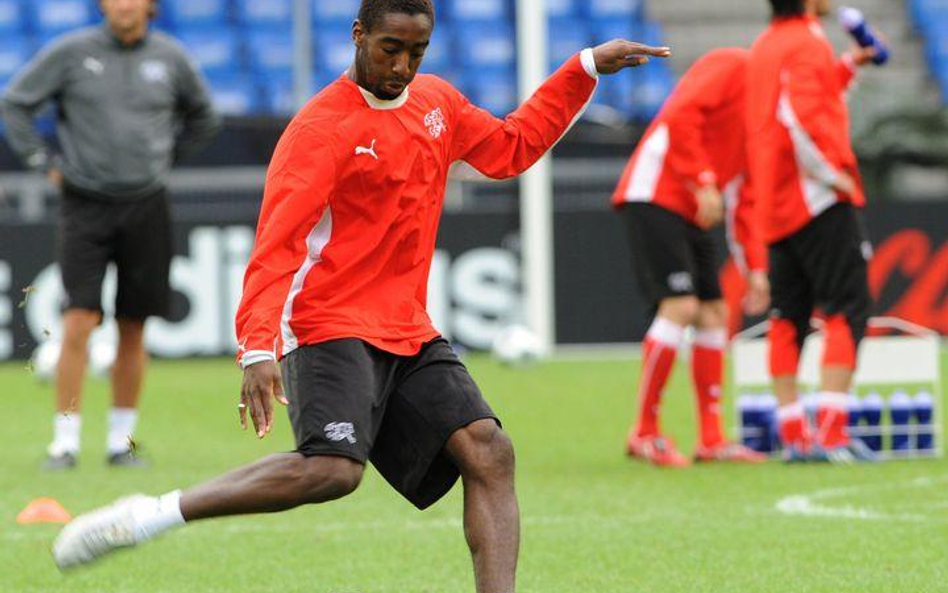 Szwajcarski obrońca Johan Djourou podczas treningu