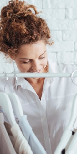 Stylizacje w klimacie poet core sprawdzą się bez względu na wiek i w różnych okolicznościach.