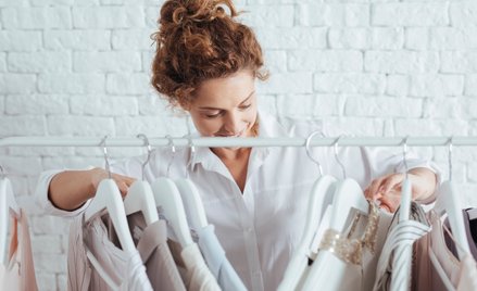 Stylizacje w klimacie poet core sprawdzą się bez względu na wiek i w różnych okolicznościach.