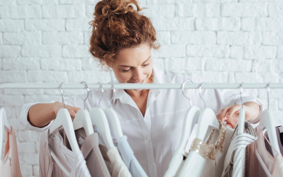 Stylizacje w klimacie poet core sprawdzą się bez względu na wiek i w różnych okolicznościach.