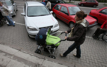 Zastawione samochodami chodniki są problemem polskich miast