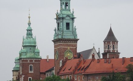 Wieże na wawelskim wzgórzu. W środku Wieża Zegarowa.