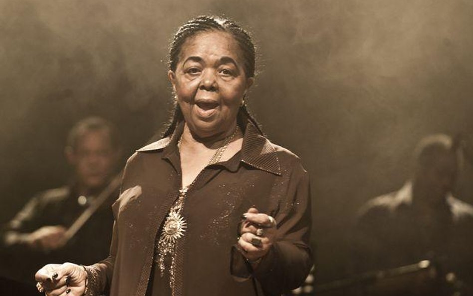 Cesaria Evora podczas koncertu we Wrocławiu, listopad 2009 r.