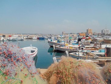 Port rybacki w Tyrze położony jest obok urokliwej starówki zamieszkanej głównie przez chrześcijan.