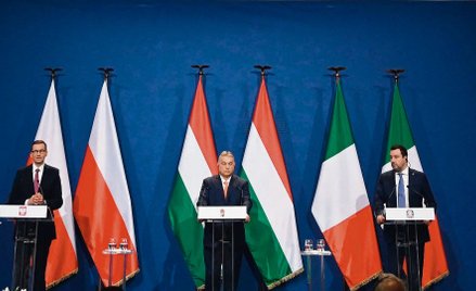 W krytyce aliansu z Viktorem Orbánem (w środku) czy Matteo Salvinim (z prawej) można się doszukiwać 