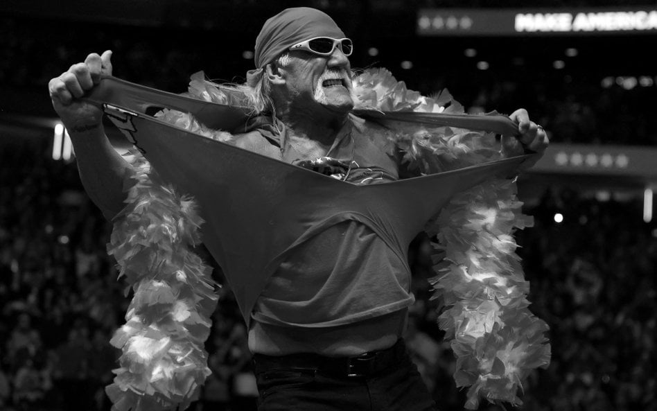 Hulk Hogan rozdziera koszulę podczas wiecu republikańskiego kandydata na prezydenta Donalda Trumpa w