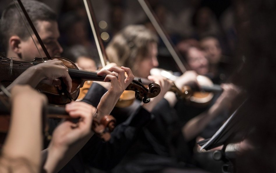 Teatry i filharmonie zagrają w sylwestra online.