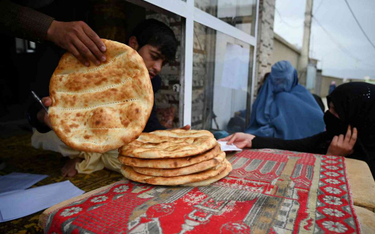 Koronakryzys w Afganistanie: Rząd rozdaje mieszkańcom chleb
