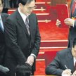 Ling Jihua spogląda na prezydenta Hu Jintao. Zdjęcie z kongresu KPCh z marca 2010 r.