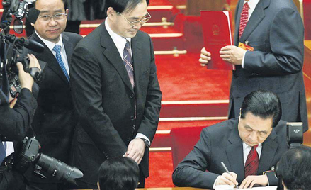 Ling Jihua spogląda na prezydenta Hu Jintao. Zdjęcie z kongresu KPCh z marca 2010 r.