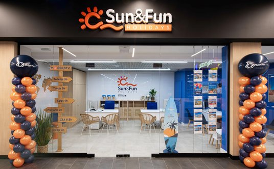 "Wnętrze salonu jest inspirowane wakacyjnym klimatem"