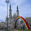 Tęcza na pl. Zbawiciela w Warszawie kilka razy była podpalana przez przeciwników ruchu LGBT.