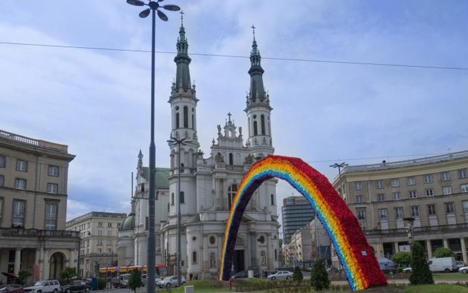 Tęcza na pl. Zbawiciela w Warszawie kilka razy była podpalana przez przeciwników ruchu LGBT.