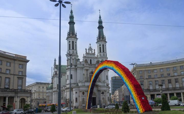 Tęcza na pl. Zbawiciela w Warszawie kilka razy była podpalana przez przeciwników ruchu LGBT.