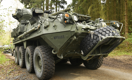 Kołowy wóz opancerzony Stryker. Nie wiadomo, jaką jego wersję otrzyma Kijów, a od tego zależy jakie 
