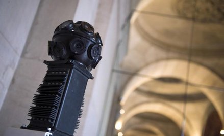 Specjalny robot Google wystawiony w Garnier Opera w Paryżu podczas konferencji prasowej informującej