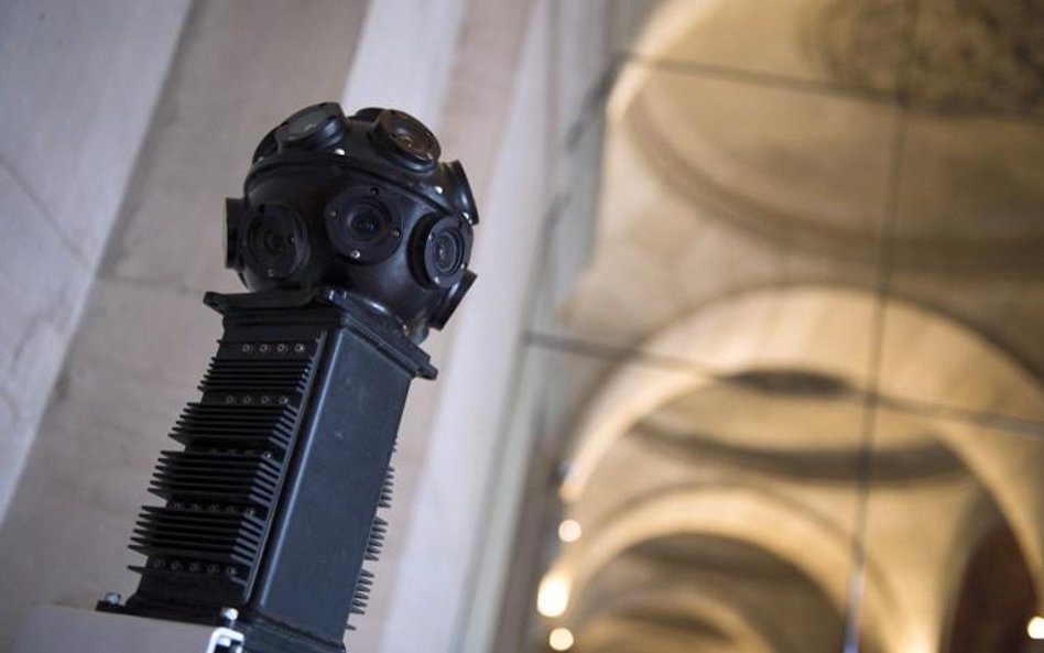 Specjalny robot Google wystawiony w Garnier Opera w Paryżu podczas konferencji prasowej informującej