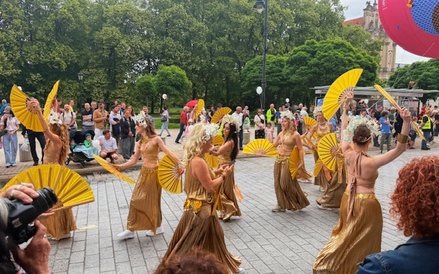 Na ukicach pojawiły się też tancerki i tancerze
