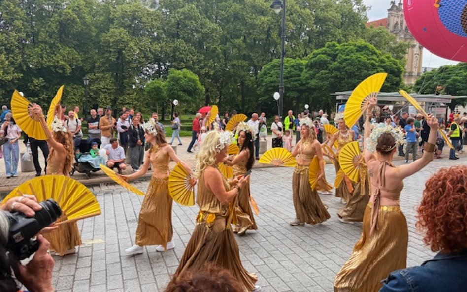 Na ukicach pojawiły się też tancerki i tancerze
