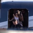 Brazylijski senator Flavio Bolsonaro wysiada z samolotu po przylocie na lotnisko Opa-locka Executive