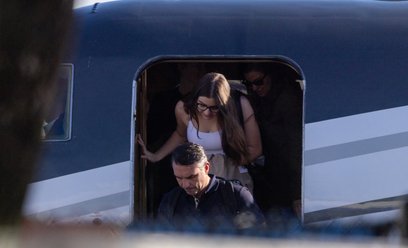 Brazylijski senator Flavio Bolsonaro wysiada z samolotu po przylocie na lotnisko Opa-locka Executive