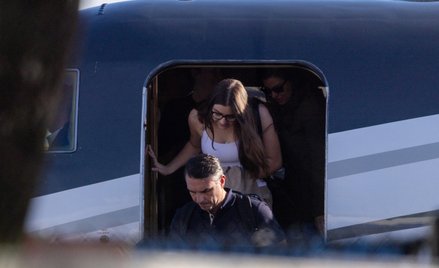 Brazylijski senator Flavio Bolsonaro wysiada z samolotu po przylocie na lotnisko Opa-locka Executive