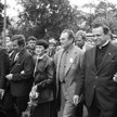 Wizyta Czesława Miłosza (jasny garnitur) w Stoczni Gdańskiej. 17.06.1981 r. Fot. T. Abramowicz